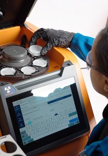 Vue de l'analyseur équipé de l'Autosampler capot ouvert